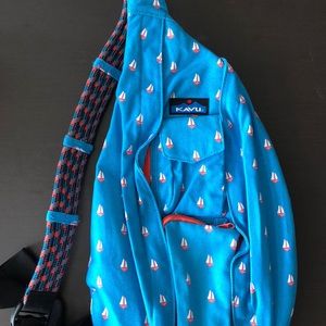 kavu bag in blue with coral sailboats
